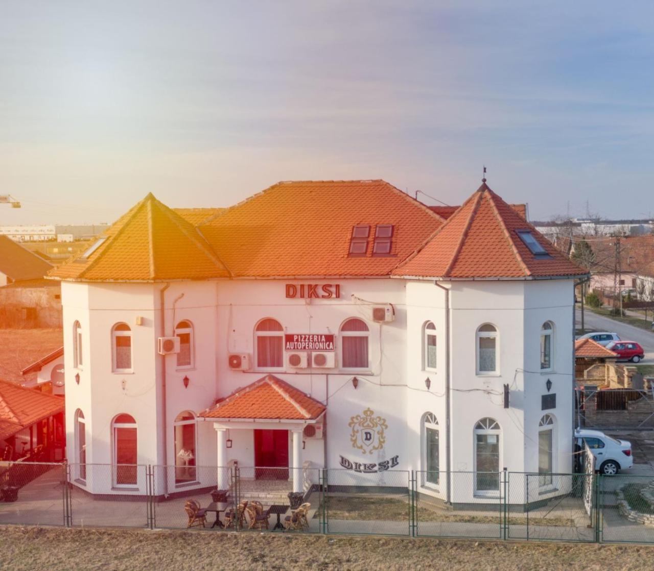 Apartmani Diksi ซเรนยานิน ภายนอก รูปภาพ